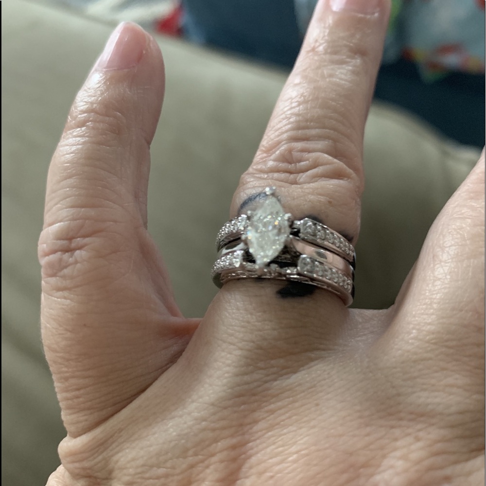 Diamond solitaire enhancer.Solitaire-not included